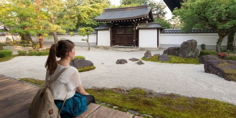 ILUSTRASI - Wisatawan di taman kuil di Jepang