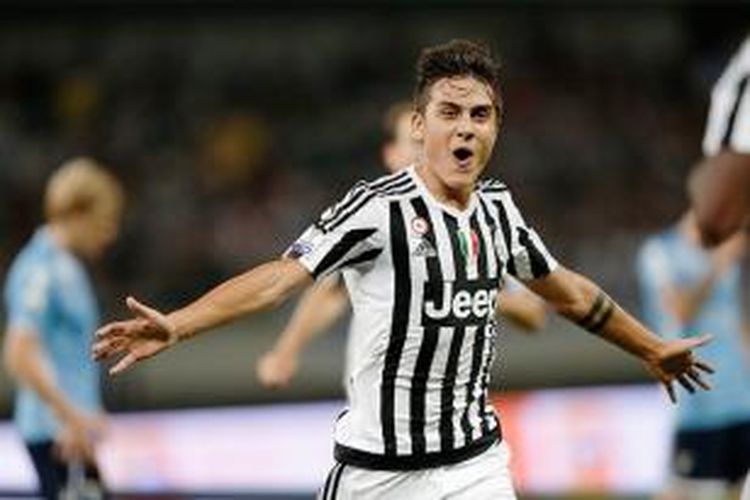 Penyerang Juventus, Paulo Dybala, melakukan selebrasi, seusai mencetak gol pada Piala Super Italia, di Shanghai Stadium, Sabtu (8/8/2015). 