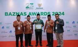 Sukses Gerakkan Program-program Zakat di Siak, Bupati Alfedri Dapat Penghargaan dari Baznas RI