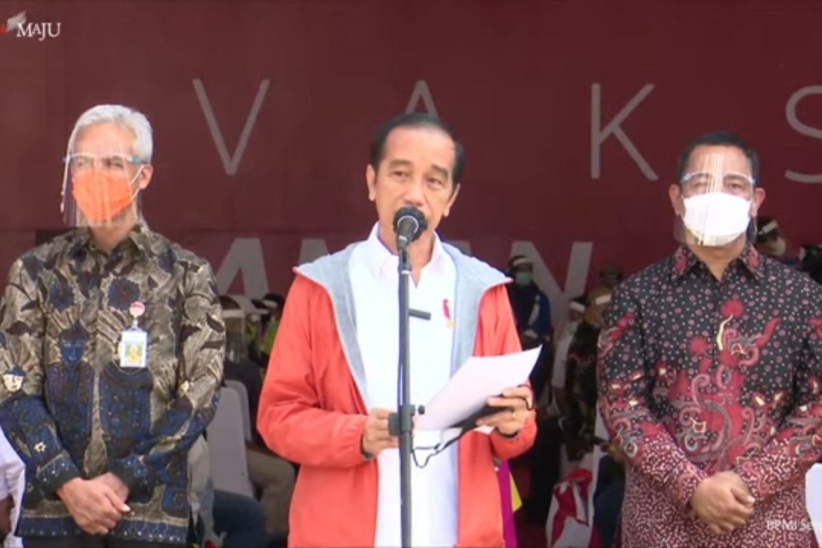 Presiden Joko Widodo didampingi Gubernur Jawa Tengah Ganjar Pranowo dan Wali Kota Semarang Hendrar Prihadi di Pelabuhan Tanjung Emas Semarang, Jumat (11/6/2021)?