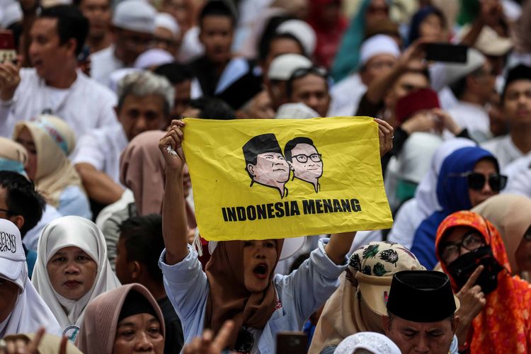 Pendukung pasangan Capres-Cawapres nomor urut 02, Prabowo Subianto-Sandiaga Uno saat deklarasi kemenangan Pilpres 2019 di kediaman Kertanegara, Jakarta Selatan, Jumat (19/4/2019). Prabowo kembali mendekalarasikan kemenangannya versi real count internal BPN sebesar 62 persen.