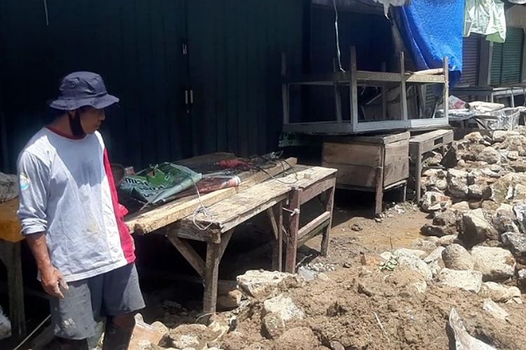 Seorang pedagang di Pasar Paninggaran Kabupaten Pekalongan Jawa Tengah melihat longsoran tanah yang menimpa lapaknya.