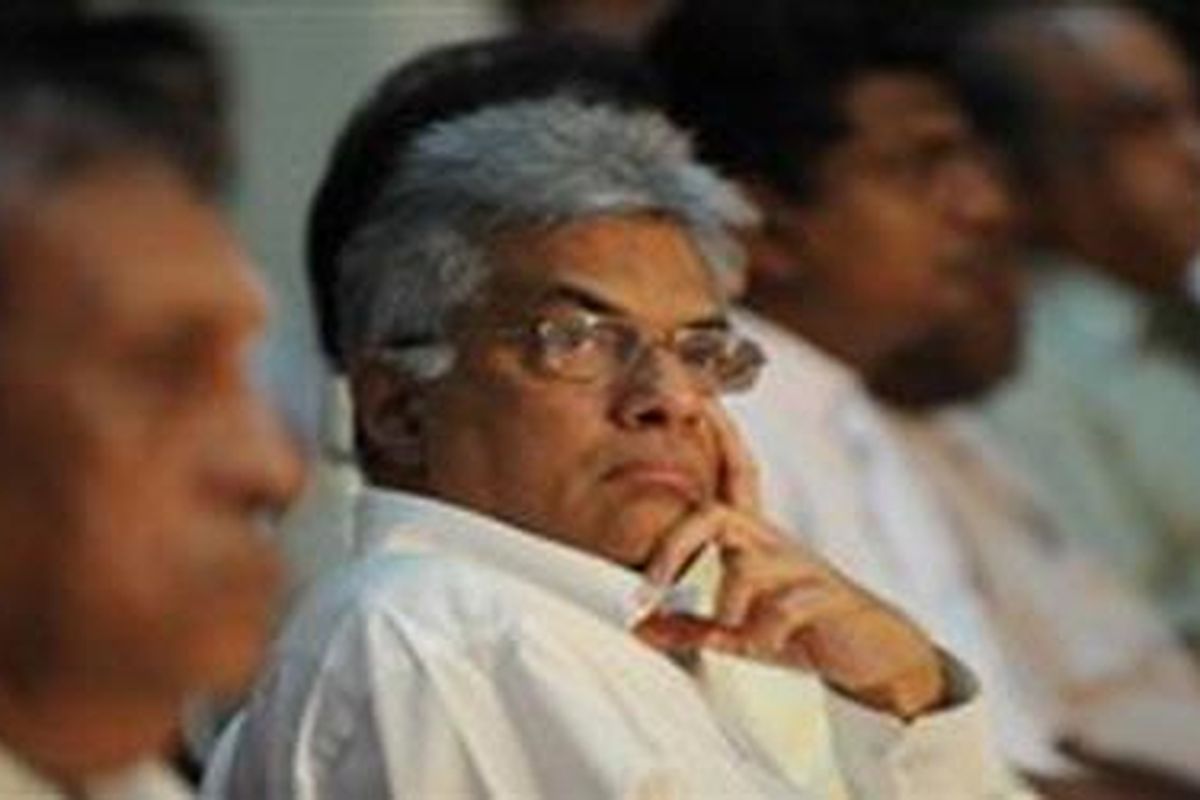 Pemimpin oposisi utama, Ranil Wickremasinghe saat penandatanganan petisi menyerukan pembebasan mantan panglima militer Sarath Fonseka di Kolombo, Rabu (17/2)