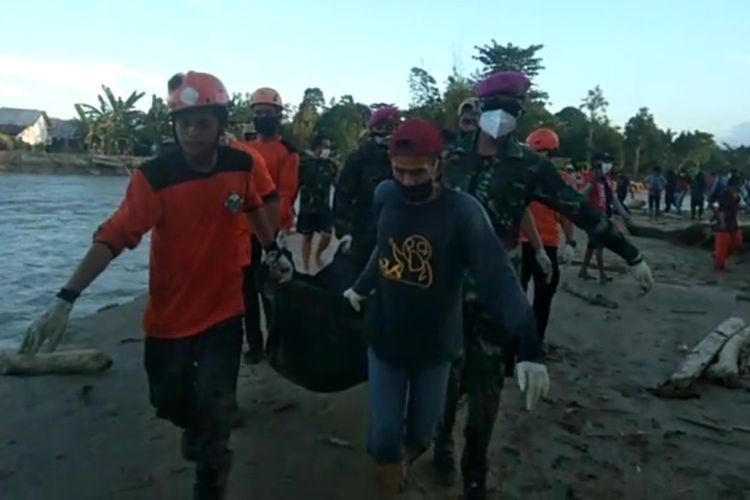 Tim SAR gabungan mengevakuasi jenazah korban banjir di Desa Pombakka, Kecamatan Malangke Barat, Luwu Utara, pada Minggu (19/07/2020) kemarin.