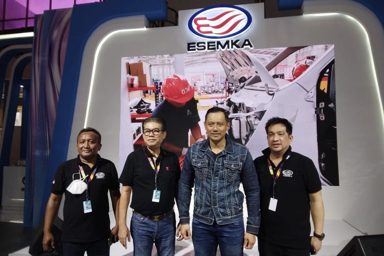 Ketua Umum Partai Demokrat Agus Harimurti Yudhoyono (AHY) datang ke Indonesia International Motor Show (IIMS) 2023 dan berkunjung ke booth Esemka, di Hall A, JIExpo, Kemayoran, Jakarta.