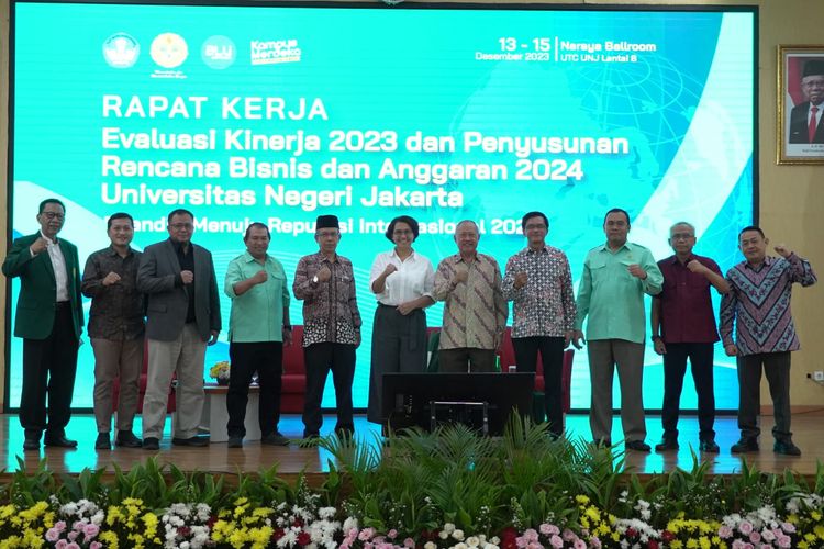 Rapat kerja evaluasi kerja tahun 2023 bertajuk Mandiri Menuju Reputasi International 2024 digelar UNJ di UTC UNJ, Jakarta (13-15/12/2023).