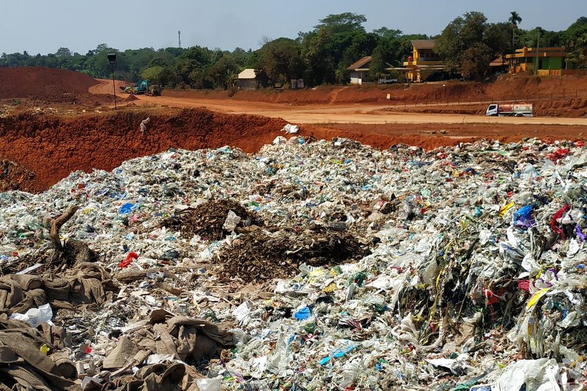 Timbunan sampah luar negeri yang bercampur dengan limbah pabrik di dekat TPA Burangkeng, Kabupaten Bekasi.