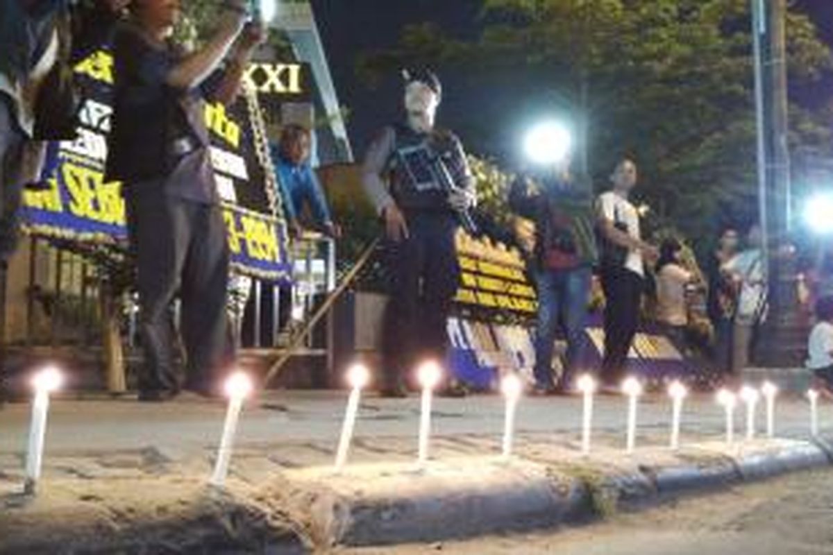 Aksi solidaritas masih berlangsung di Jalan M.H Thamrin. Malam ini, giliran Kontras yang melaksanakan aksi tersebut, Sabtu (16/1/2016). 