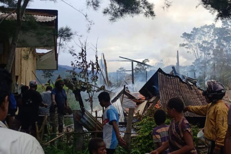 Warga ketika usai memadamkan api yang membakar seluruh bangunan sekolah, Jumat (18/1/2019)