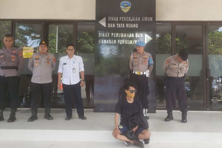 Pendemo menuntut pertanggungjawaban Dinas PUTR Kota Tasikmalaya, Jawa Barat, adanya temuan pemasangan lift bekas dalam pengerjaan rekanan proyek Gedung Creative Center (GCC) yang diinisiasi Gubernur Jawa Barat Ridwan Kamil di Komplek Dadaha Kota Tasikmalaya, Rabu (10/5/2023).