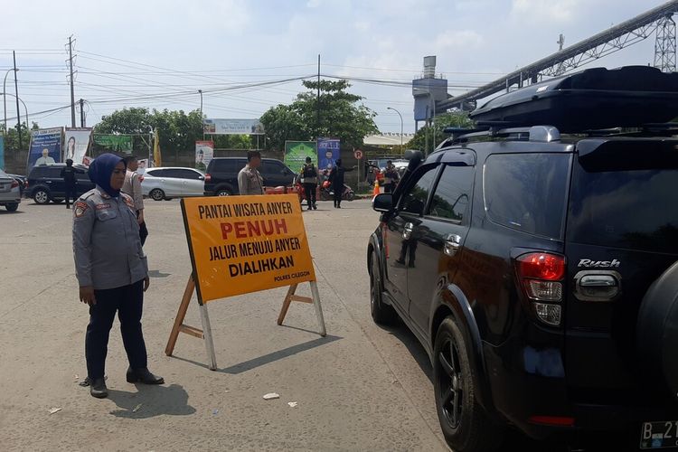 Polisi menutup akses menuju Pantai Anyer karena sudah dipenuhi wisatawan