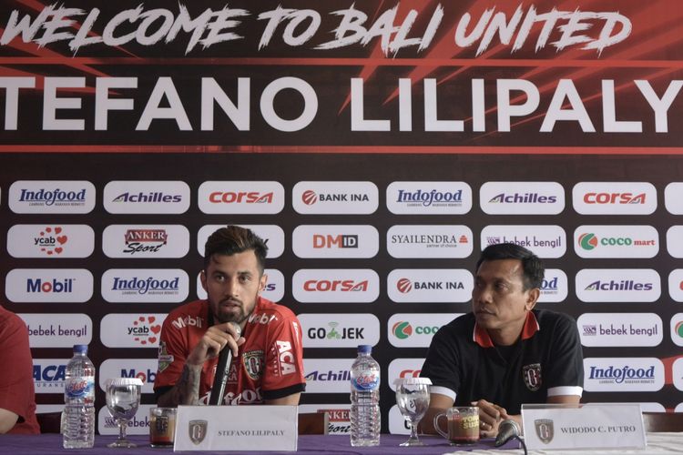 Pesepak bola baru Bali United Stefano Lilipaly (kiri) bersama pelatih Bali United Widodo Cahyono Putro memberi keterangan pers saat perkenalan di Kuta, Bali, Minggu (13/8/2017). Bali United merekrut pemain naturalisasi itu untuk memperkuat tim dalam menghadapi putaran kedua Liga 1 2017. ANTARA FOTO/Fikri Yusuf/kye/17