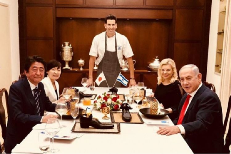Tampak dalam foto yang diunggah di Instagram koki terkenal Israel, Segev Moshe, Perdana Menteri Jepang Shinzo Abe berpose dengan Perdana Menteri Israel Benjamin Netanyahu dengan hidangan penutup disajikan di dalam sepatu.