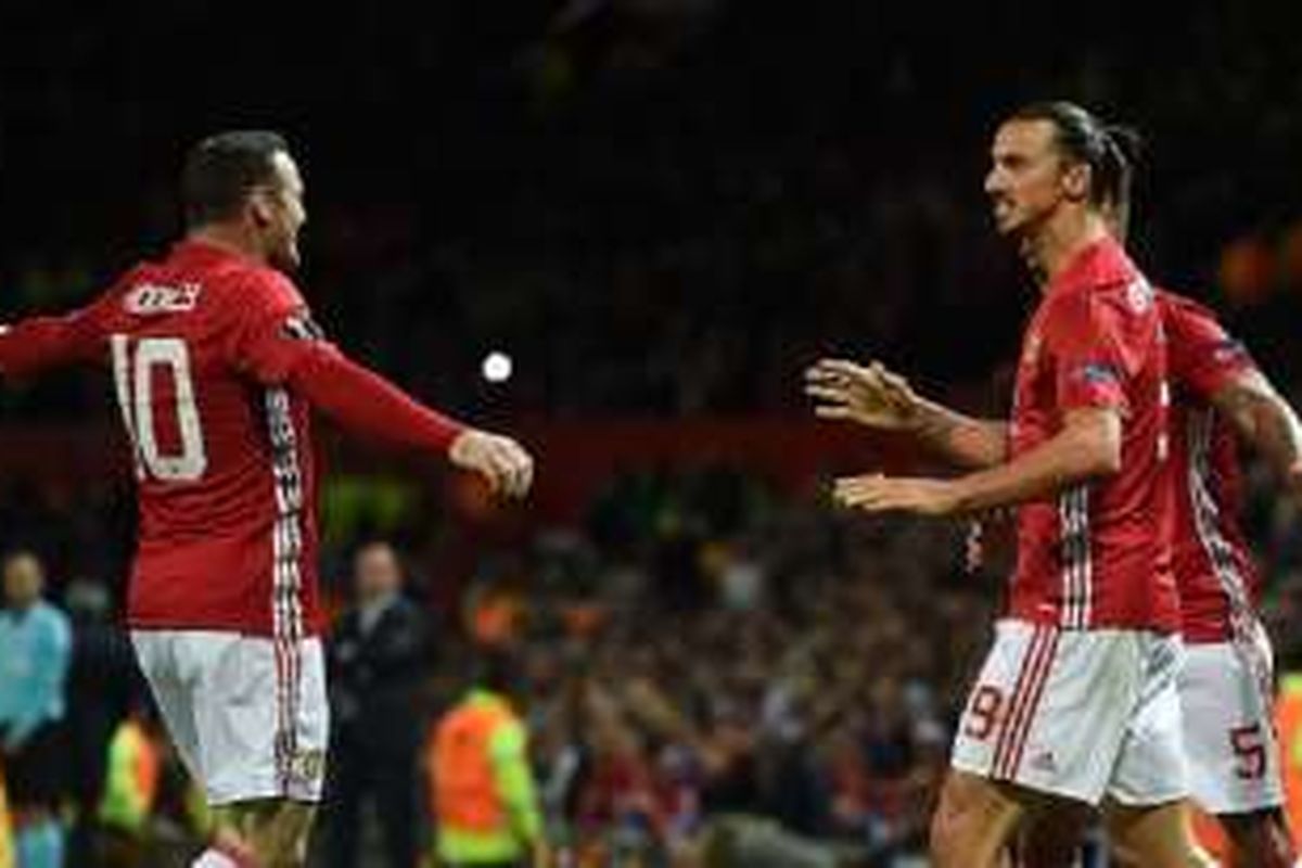 Zlatan Ibrahimovic merayakan gol yang dikreasi Wayne Rooney pada pertandingan Liga Europa di Old Trafford, Kamis (29/9/2016). 