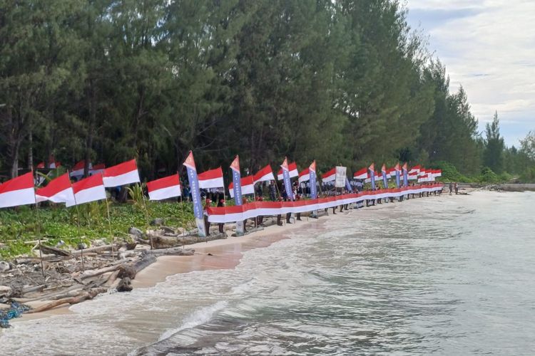 Pemprov Papua Barat Daya Kibarkan Merah Putih Sepanjang 78 Meter di Pulau Terluar