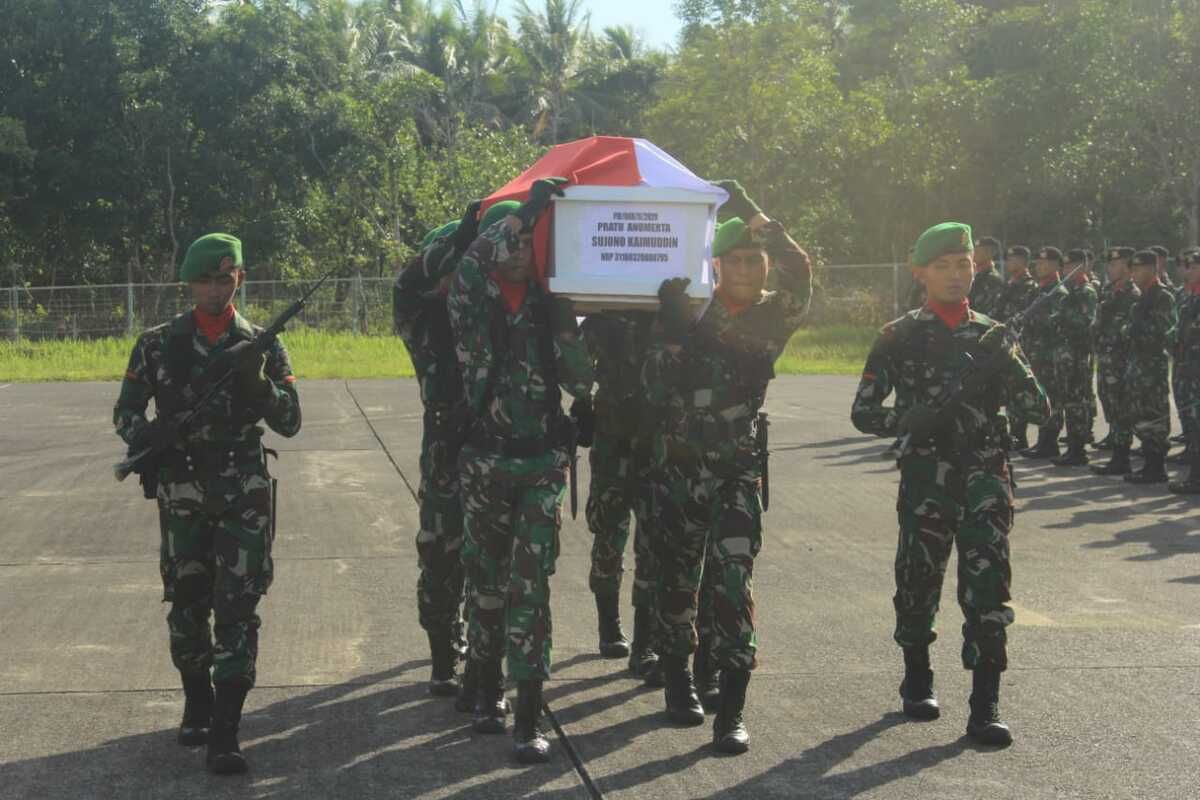 Kedatangan jasad almarhum prada Sujono Kaimudin di Lanud Pattimura Ambon disambut dengan upacara militer, Selasa (18/2/2020) sore. Prada Sujono Kaimudin merupakan satu dari 12 prajurit TNI AD yang menjadi korban kecelakaan Heli MI-17 di Pegunungan Bintang sejak 28 Juni 2019.