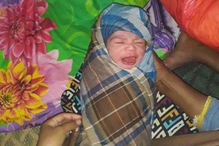 Seorang bayi lahir di tenda darurat di lokasi pengungsian perbukitan Dusun Kelapa Dua, Desa Kairatu, Kabupaten Seram Bagian Barat, Rabu (9/10/2019) foto Sutria Suatrat