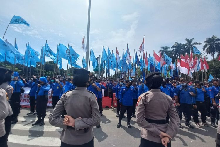 Elemen buruh menggelar aksi demonstrasi dalam rangka memperingati Mayday di kawasan Patung Kuda Arjuna Wijaya, Kamis (12/5/2022).