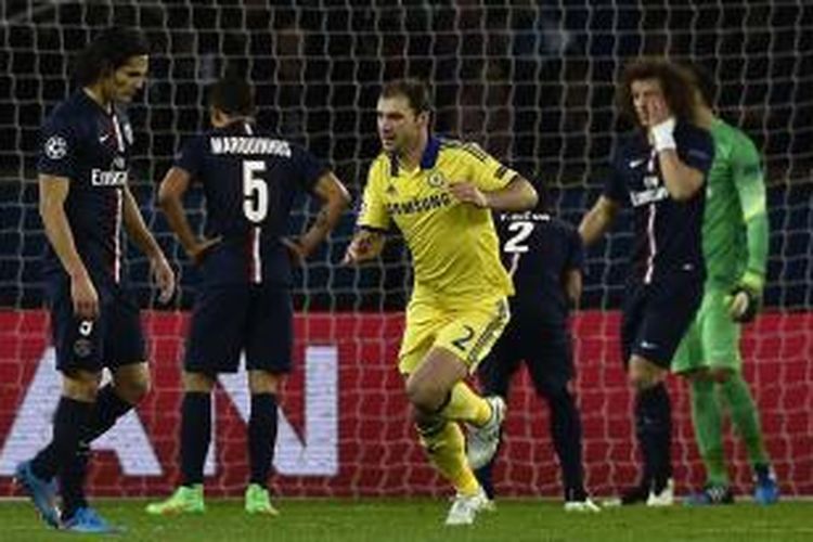 Bek Chelsea, Branislav Ivanovic, merayakan golnya seusai mencetak gol ke gawang Paris Saint-Germain, pada leg pertama perdelapan final Liga Champions, Selasa atau Rabu (18/2/2015) dini hari WIB. 