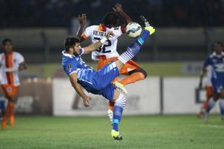 Bek Persib Bandung, Vladimir Vujovic, dibayangi pemain Pusamania Borneo FC, Victor Pae, saat mencoba melakukan tendangan salto, pada pertandingan perempat final Piala Presiden 2015, di Stadion Si Jalak Harupat, Soreang, Sabtu (26/9/2015). 