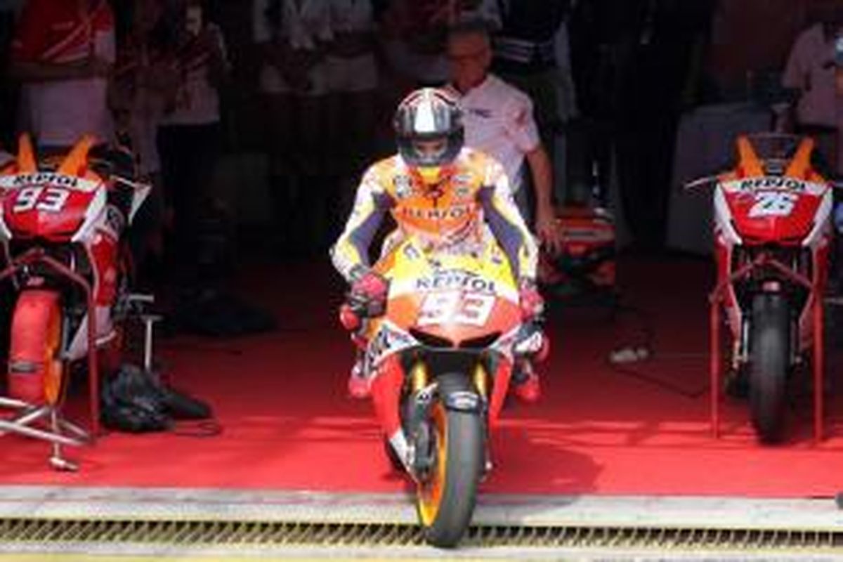 Juara dunia MotoGP, Marc Marquez memacu Honda RCV di Sirkuit Sentul, Bogor, Jawa Barat, Selasa (21/10/2014). Marc Marquez dan rekan satu timnya Dani Pedrosa datang ke Jakarta untuk bertemu penggemarnya.