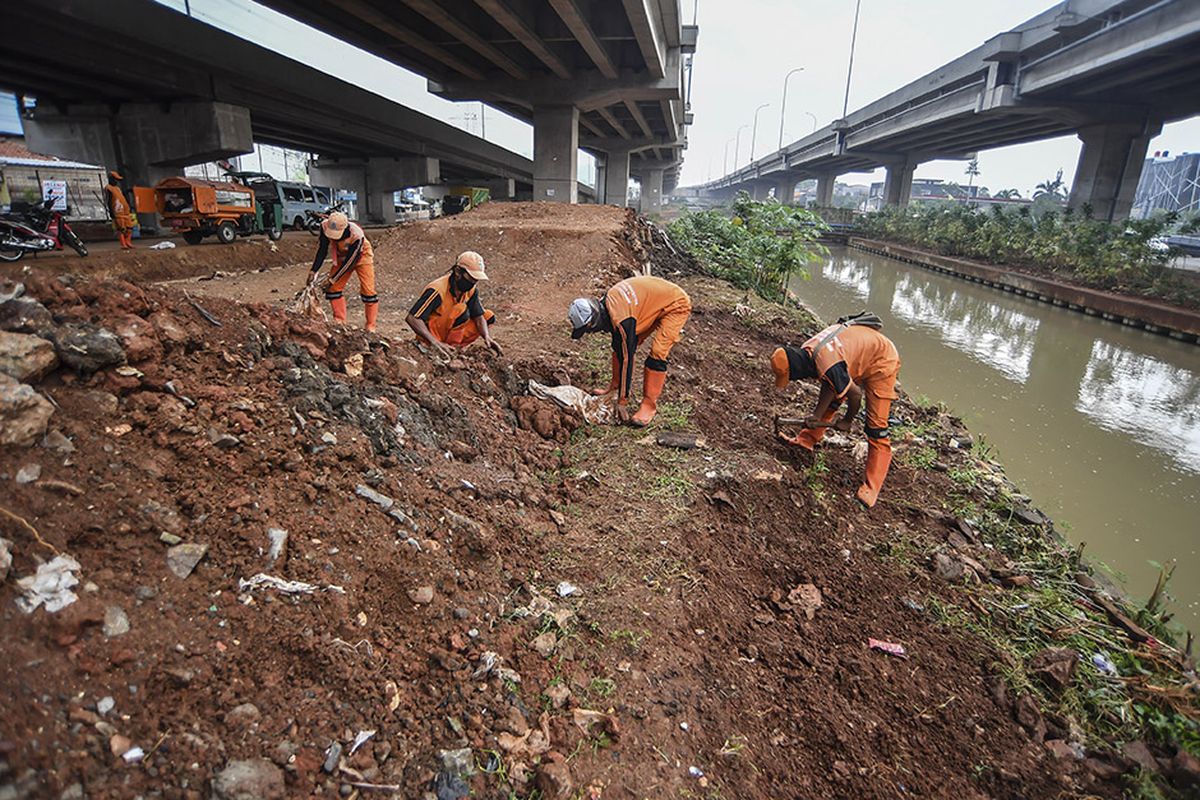 Petugas PPSU menyelesaikan pembangunan trek sepeda di kolong Tol Becakayu, Cipinang Melayu, Jakarta Timur, Rabu (21/10/2020). Pembangunan trek sepeda dan Ruang Terbuka Hijau tersebut merupakan gerakan inisiatif warga Kelurahan Cipinang Melayu guna mencegah adanya parkir liar serta pembangunan gubuk liar yang menyebabkan lingkungan mereka menjadi tampak kumuh.