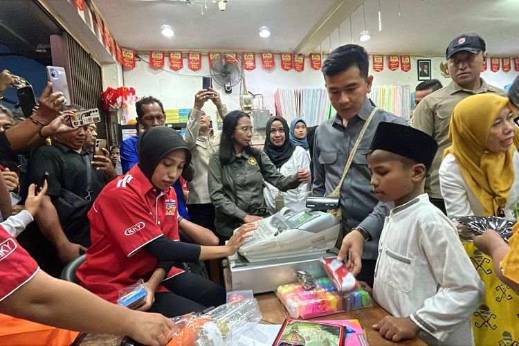 Tiba di Timika, Wapres Gibran Traktir Anak Yatim di Toko Buku