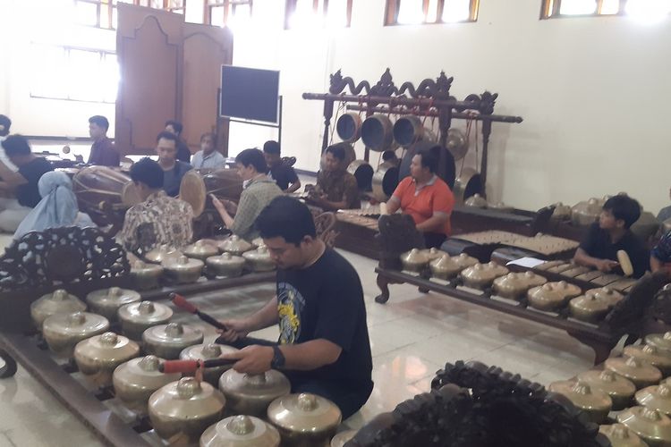 Karawitan ISI Surakarta sedang berlatih persiapan dalam acara ngunduh mantu putra bungsu Presiden Joko Widodo (Jokowi), Kaesang Pangarep dengan Erina Gudono di Solo, Jawa Tengah, Jumat (2/12/2022).