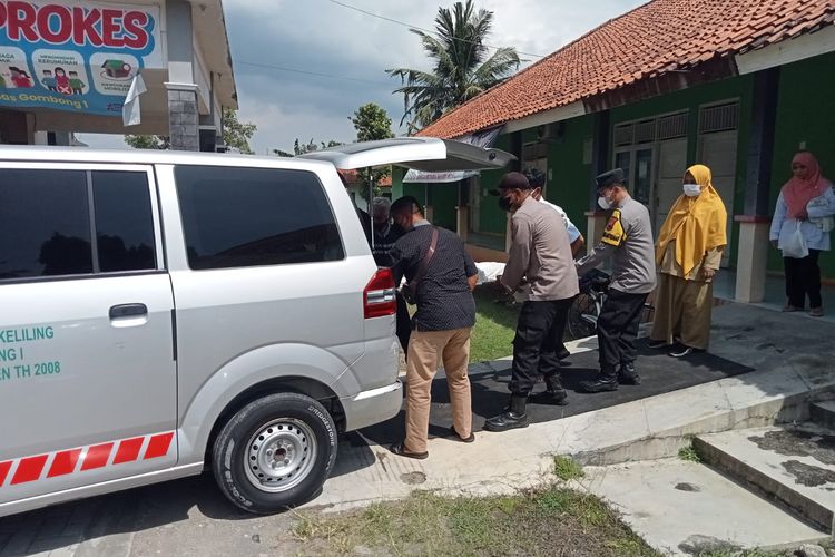 Evakuasi korban yang ditemukan tewas di gedung bekas Puskesmas 1 Gombong, Kabupaten Kebumen, Jawa Tengah, Selasa (24/1/2023).