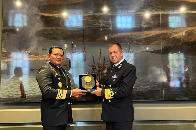 Kepala Staf Angkatan Laut (KSAL) Laksamana Yudo Margono bertemu Commander of Royal Netherlands Navy (RNLN) Vice Admiral Rene Tas di National Maritime Museum Amsterdam, Belanda, Kamis (13/10/2022).