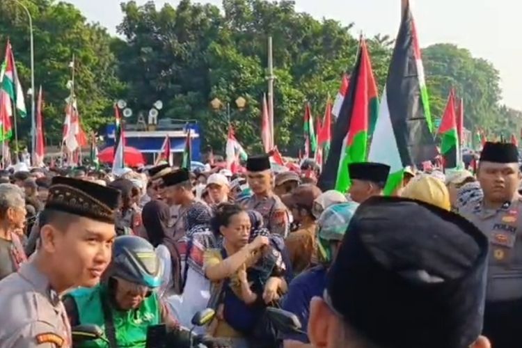 Polisi Berpeci Hitam Kawal Aksi Bela Palestina di Patung Kuda