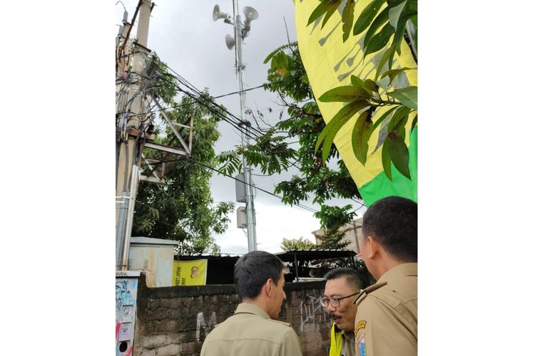 Alat peringatan dini bencana banjir berupa sirine dipasang di wilayah RW 03, Kelurahan Cipinang Melayu, Makasar, Jakarta Timur, Senin (3/2/2020).