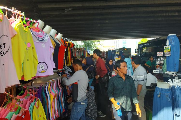 Suasana ramai pengunjung dan PKL di trotoar Jalan Jatibaru Raya, Jakarta Pusat, Rabu (29/5/2019)  tujuh hari jelang Lebaran.
