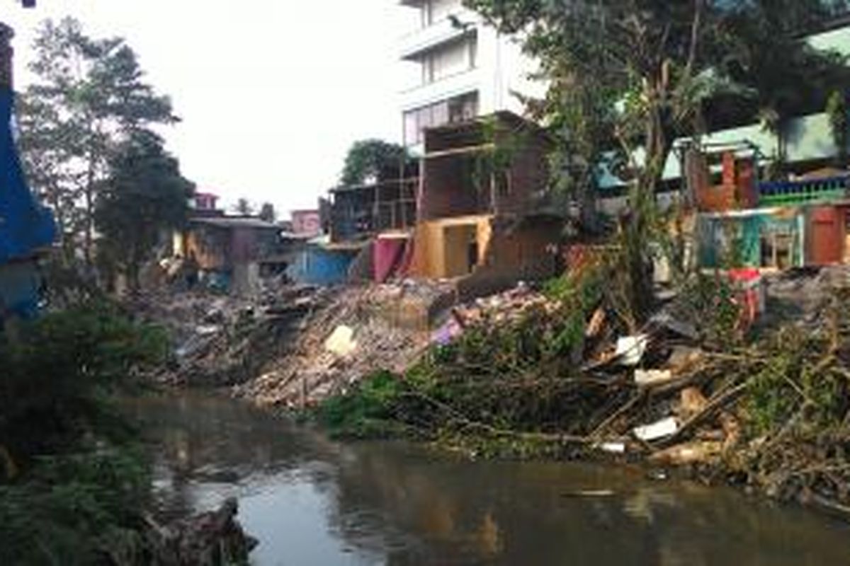 Bagian belakang pemukiman di Bukit Duri, Tebet, Jakarta Selatan, langsung berbatasan dengan Sungai Ciliwung. Gambar diambil Selasa (25/8/2015).