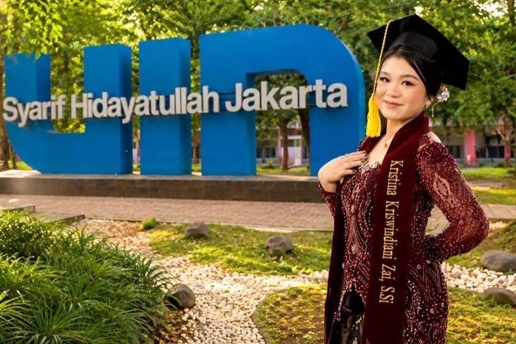 Wisudawan Non-muslim, Kristina Lulus Cumlaude Jurusan FIsika dari UIN Jakarta