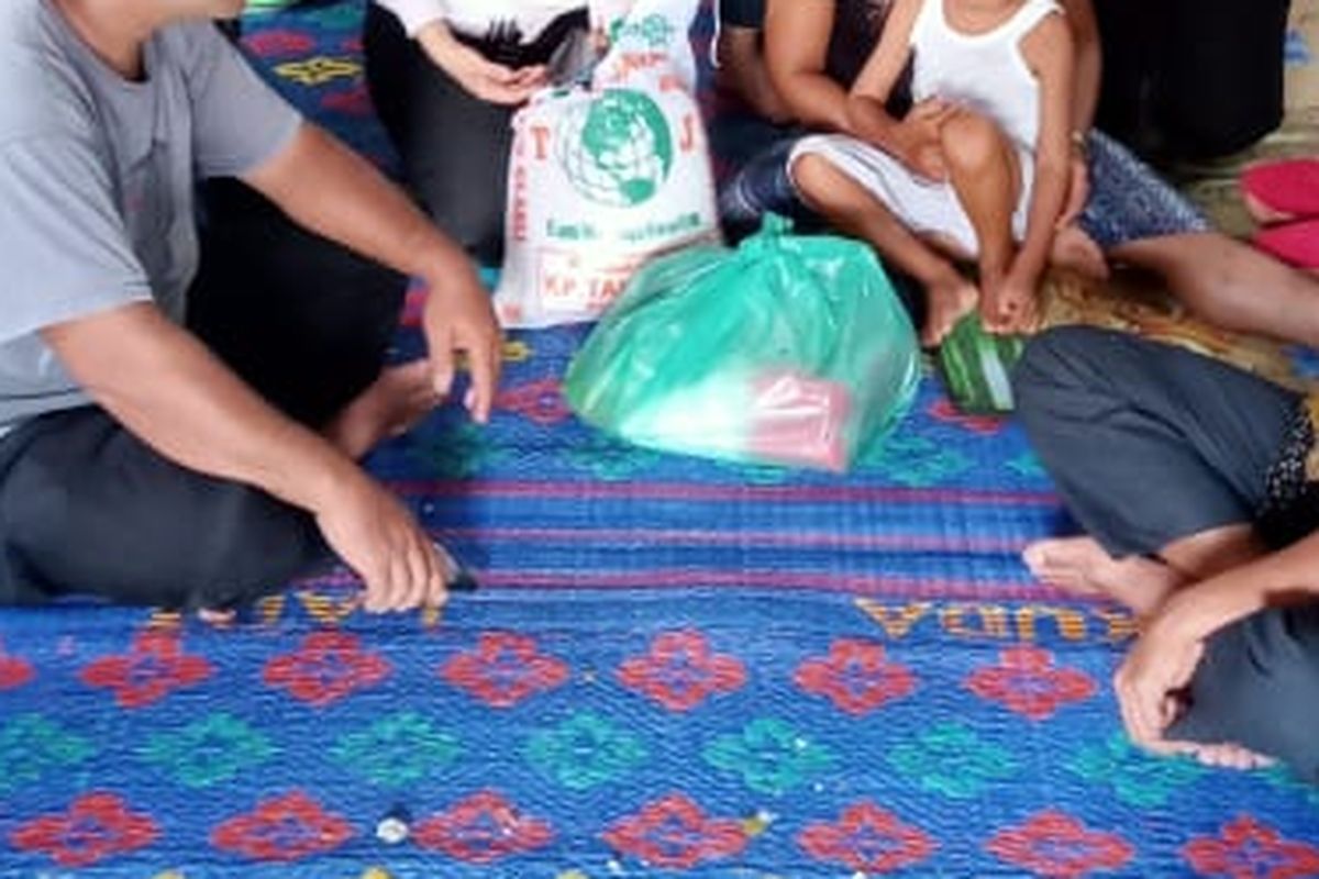 Kondisi Riski Kaban (5) berangsur pulih dan membaik setelah terkena petir saat mandi hujan mendapat pengobatan tradisional dengan dikubur dan ditimpa daun pisang.