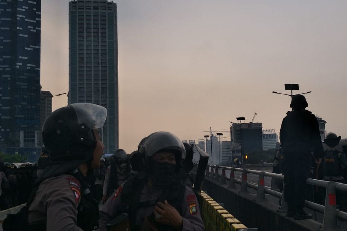 Sejumlah massa pelajar melempari aparat kepolisian yang berjaga di fly over Slipi, Rabu (25/9/2019). Massa menggunakan batu hingga petasan untuk diarahkan ke polisi.