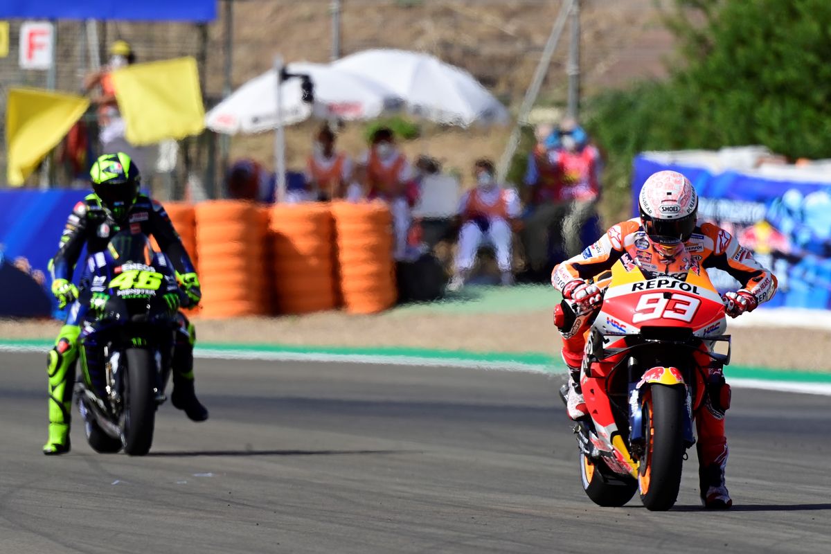 Pebalap Repsol Honda, Marc Marquez (kanan) dan pebalap Monster Energy Yamaha, Valentino Rossi, saat latihan bebas MotoGP Spanyol di Sirkuit Jerez, Jerez de la Frontera, Jumat (17/7/2020).