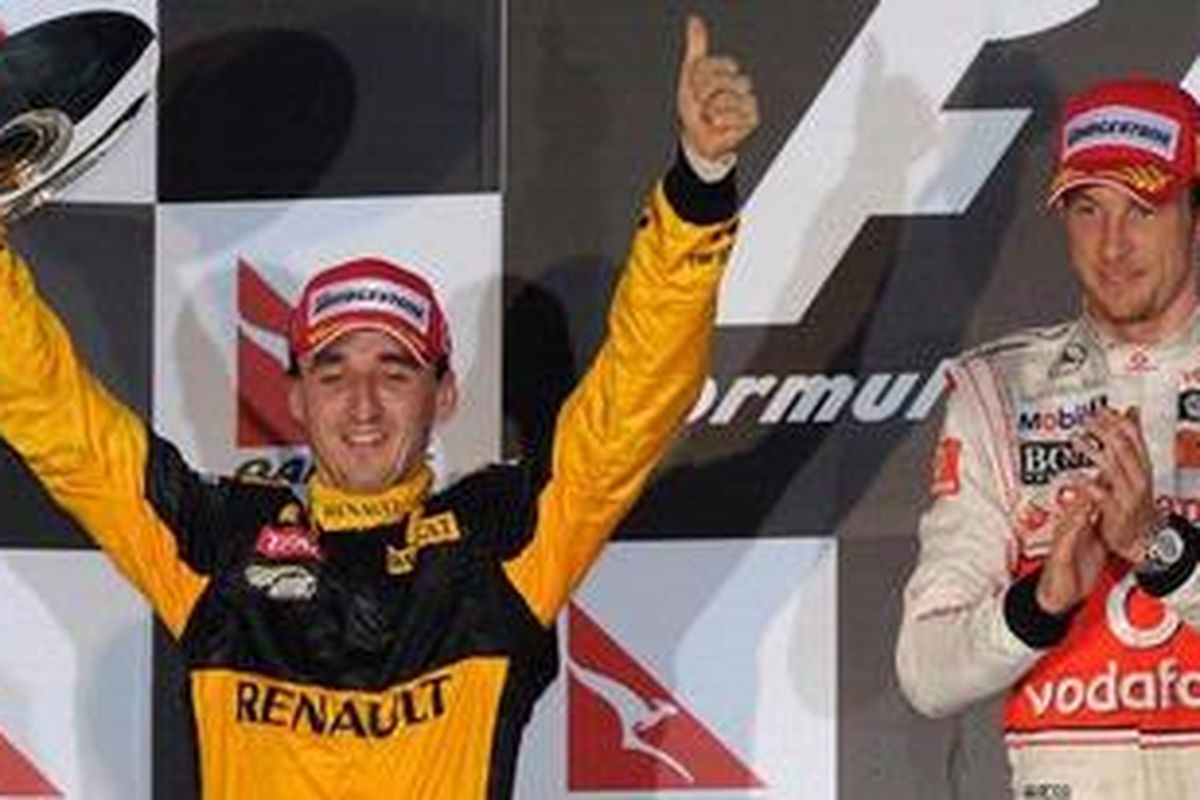 Pebalap Renault Robert Kubica (kiri), saat naik podium di GP Australia, Minggu (28/3/10).