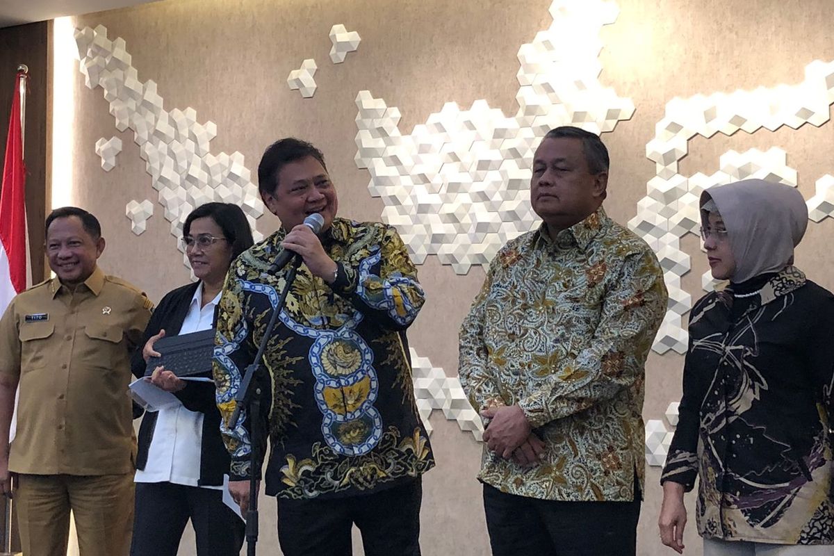 Menteri Koordinator Bidang Perekonomian Airlangga Hartarto (tengah) bersama Menteri Dalam Negeri Tito Karnavian, Menteri Keuangan Sri Mulyani dan Gubernur BI Pery Warjiyo. 