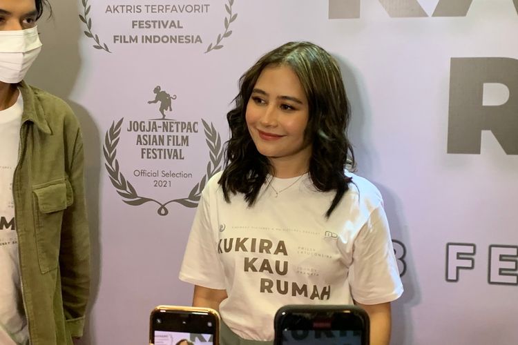 Aktris Prilly Latuconsina saat ditemui dalam konferensi pers film Kukira Kau Rumah di XXI Plaza Senayan, Jakarta Selatan, Senin (31/1/2022).