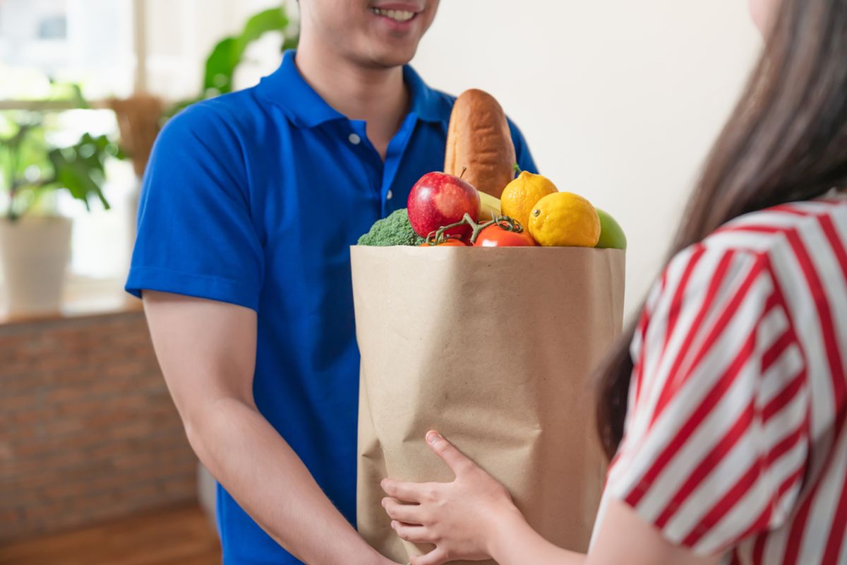 Ilustrasi membeli bahan makanan melalui e-commerce.