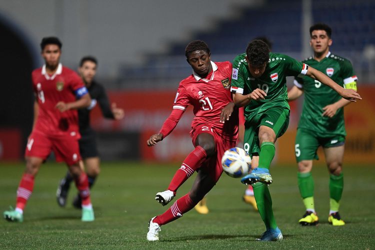 Pemain Timnas U20 Indonesia Hugo Samir (ketiga kanan) berebut bola dengan pemain Timnas U20 Irak Sajjad Mohammed (kedua kanan) dalam kualifikasi Grup A Piala Asia U20 di Stadion Lokomotiv, Tashkent, Uzbekistan, Rabu (1/3/2023). Timnas U20 Indonesia kalah 0-2 dari Timnas U20 Irak.