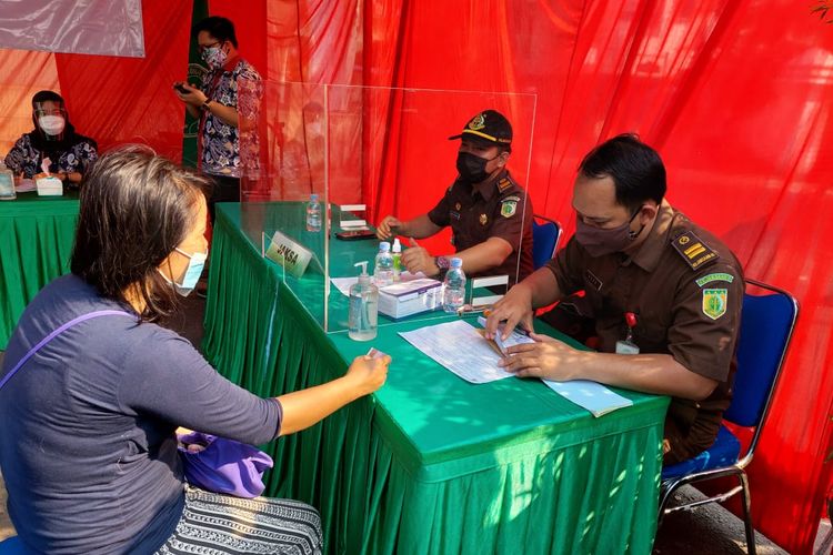 Salah seorang pelanggar PPKM darurat ketika mengikuti persidangan di tempat di Kawasan Pasar Lama, Kecamatan Tangerang, Kota Tangerang, Jumat (9/7/2021).