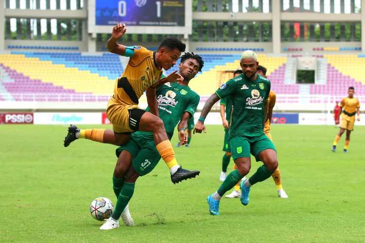Dua pemain Persebaya Surabaya, Alta Ballah (tengah) dan Silvio Junior Juninho, berebut bola dengan pemain Dewa United pada laga pekan ke-17 Liga 1 2022-2023 di Stadion Manahan, Solo, pada Sabtu (24/12/2022) sore WIB.