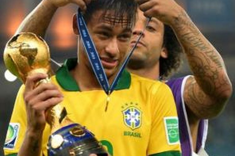 Bomber Barcelona, Neymar da Silva bersama rekannya di timnas Brasil, Marcelo. 