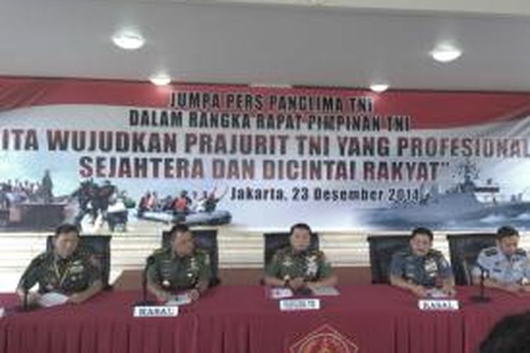 Panglima TNI Jenderal TNI Moeldoko (tengah) saat jumpa pers, di Mabes TNI Cilangkap, Jakarta Timur, Selasa (23/12/2014)