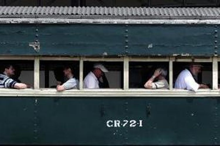 Sejumlah turis asing menikmati perjalanan dengan menumpang kereta api uap di Stasiun Ambarawa, Kabupaten Semarang, Jawa Tengah, Selasa (27/12/2011). Museum Kereta Api Ambarawa yang menjadi salah satu tujuan utama para wisatawan setelah Candi Borobudur saat ini dalam tahap renovasi untuk menunjang kenyamanan pengunjung. 