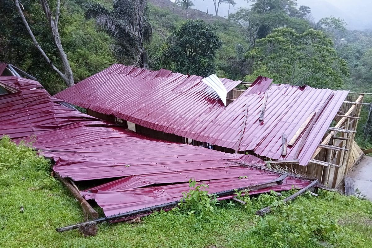 Hujan Angin, Gedung SMP Negeri di Sikka Ambruk 