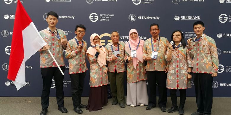 Siswa Indonesia meraih prestasi bersama para pembina dalam ajang olimpiade ekonomi tingkat dunia untuk anak-anak SMA, International Economics Olimpiade (IEO) 2019 diselenggarakan di Saint Petersburg, Rusia, pada Agustus 2019.